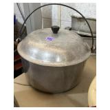 Household Institute Dutch oven stock pot vintage