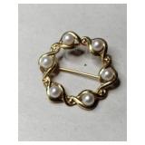14k round faux Pearl pin Marked 14k.  Skal .070oz