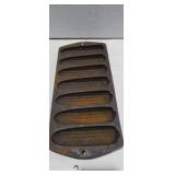 Cast iron cornbread mold marked L5 7 ear