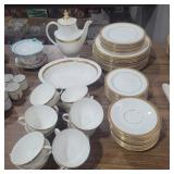 Royal Doulton 'Royal gold' bone China set 12