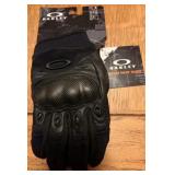 New with tags. Oakley factory pilot gloves. Size