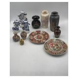 Chinese porcelain merchant figures, ceramic vases