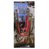 4 gold-finished stanchions with red velvet ropes