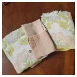 Vintage bath towel set with 2 washcloths.