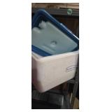 Rubbermaid cooler with ice pack (small)