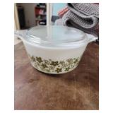 Pyrex 1.5 quart blossom with lid new condition