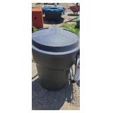 Rubber maid trash barrel with lid