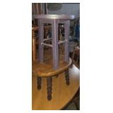 2 small decrotice foot stools