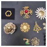 Group of womens vintage brooches.
