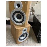 2 Initial SP-710 bookshelf audio speakers