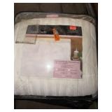 Four queen down alternative comforter