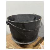 Cast iron cauldron with handle