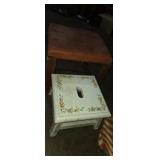 2 missmatched foot stools