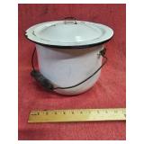 Porcelain pot with lid