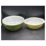 Vintage Pyrex mixing bowl and oven dish