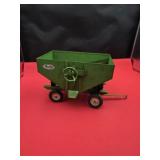 ERTL Huskee Farm Equipment Gravity Feed Wagon