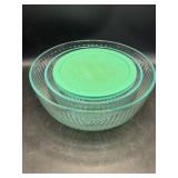 Pyrex nesting mixing bowls, smallest one has lid