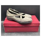 Munro American graphite fabric shoes size 8-1/2,