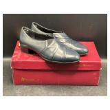 Munro American navy shoes size 8, like new in box
