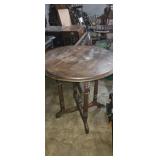 Damaged round top side table 28x28x28
