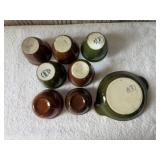 Three brown two green hall custard cups, 3 x 3.