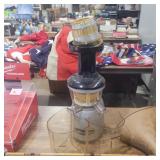 Omega fruit juicer with 2 blades