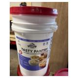 Augason farms 28 pounds of tasty pantry deluxe