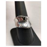Silver curved band ring marked 925 size 7.