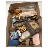 Flat of vintage collectibles