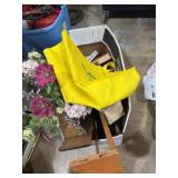 Shelfs, fake flowers, becks carrying bag,
