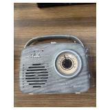 Emerson EAS-3002 Portable Retro Radio features a