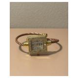 vintage gold-tone quartz wristwatch features a