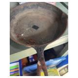 10 inch iron skillet with 8 stamped on the handle