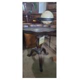 Broyhill Pedestal scalloped accent table