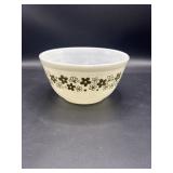 Crazy Daisy Pyrex 1.5-quart nesting mixing bowl