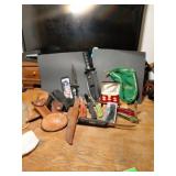 A GROUP OF GOODIES ATLEAST 5 POCKET KNIVES 2 OF