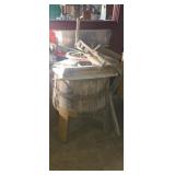 Wooden barrel washing machine with a manual