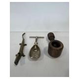 alligator style, manual t bar nut cracker &