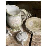 ceramic pieces belong to the Narcissus pattern