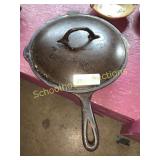 Favorite Pioua Ware skillet # 8 1/2" with drip