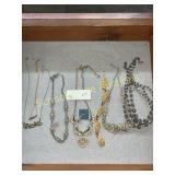 8 pieces fashion jewelry necklaces and bracelet