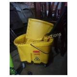 Heavy duty rubbermaid mop bucket
