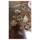 Brooch lot