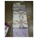 Machine made quilt with 2 pillowcases and