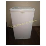 Whirlpool mini fridge with freezer compartment