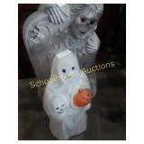 2 plastic Halloween boos