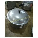 Household Institute pot w/lid approx 6qt