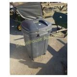 Rolling trash can with lid