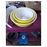 Set of 3 pyrex mixing bowls.  Large bowl has a