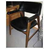 Mid Century Modern Blk Vinyl Cushioned Chair
